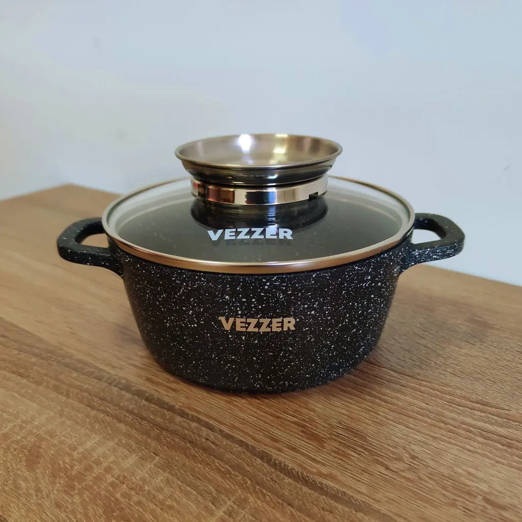 Каструля Vezzer з кришкою та силіконовими накладками на ручки 16 см 1.3 л чорна (VZ8010) - фото 4
