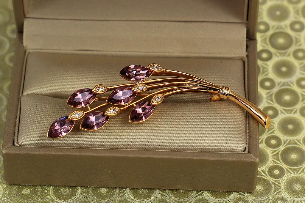 Брошка Xuping Jewelry Гілка вечірнього сяйва з рожевими каменями 6,7 см золотиста - фото 2