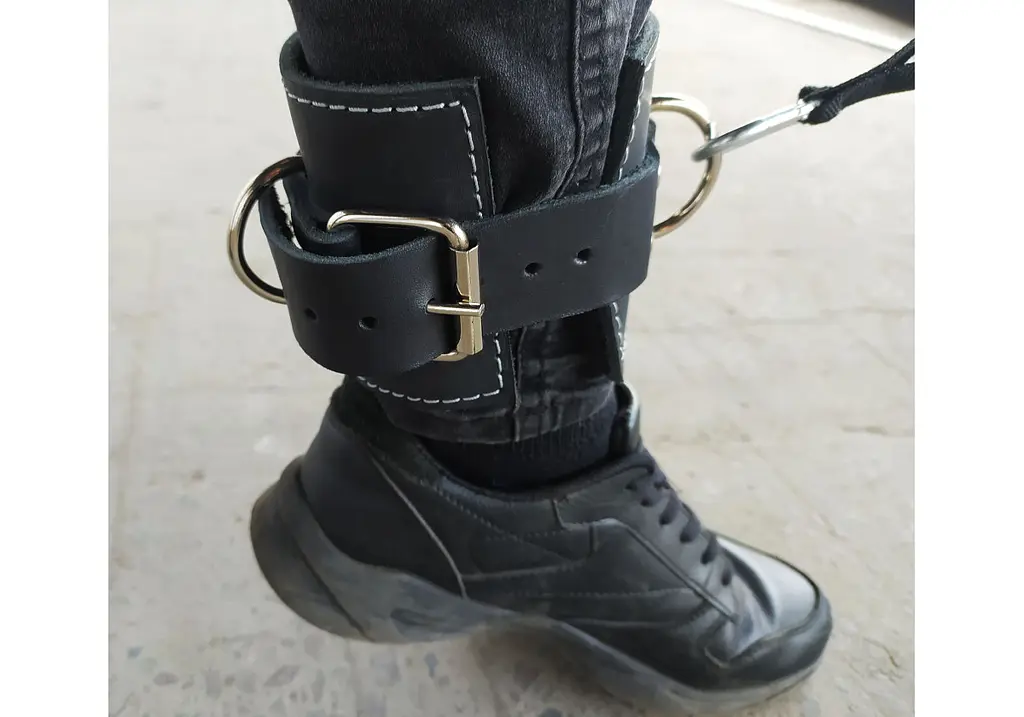 Манжета EasyFit F10 для тяги на тренажере (кожа) (EF-LGSTR-F10) - фото 4