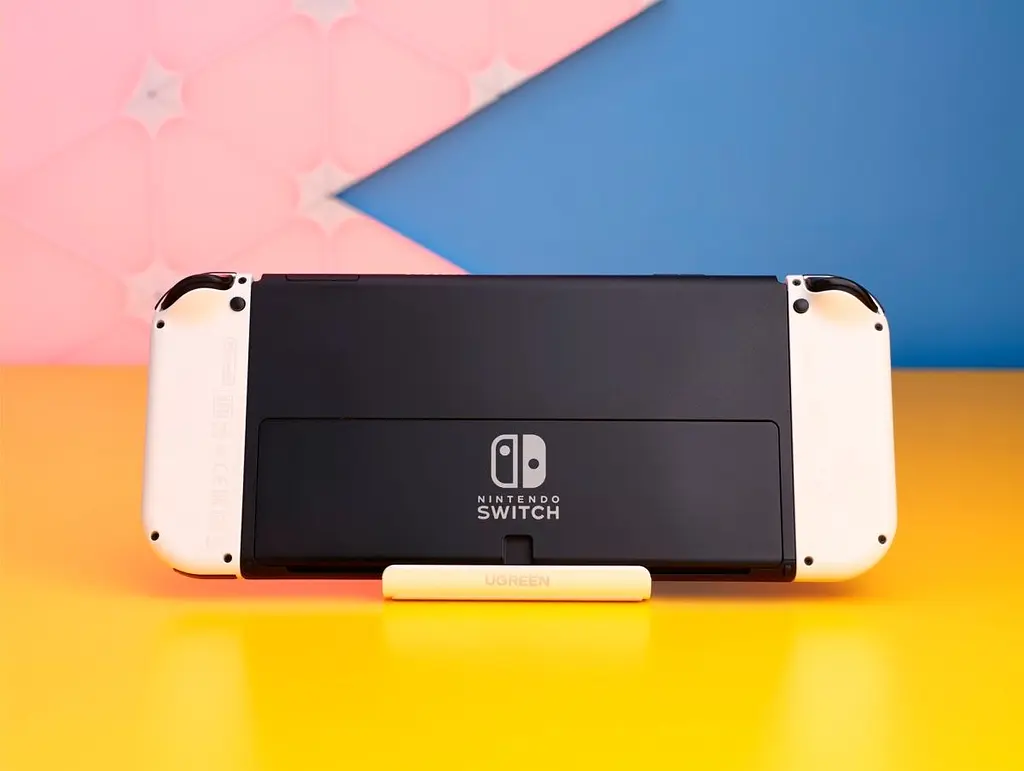 Портативна ігрова консоль Nintendo Switch OLED with White Joy-Con Б/У [172752] - фото 4