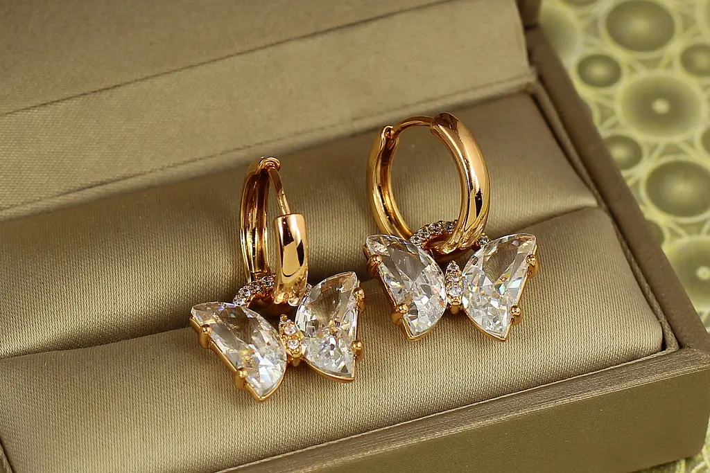 Сережки підвіски Xuping Jewelry Кришталевий метелик зі зйомними колечками 2,7 см золотисті - фото 2