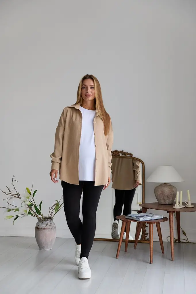 Женская рубашка для беременных стиля oversize из микровельвета Varna размер S-М Lullababe бежевая - фото 2