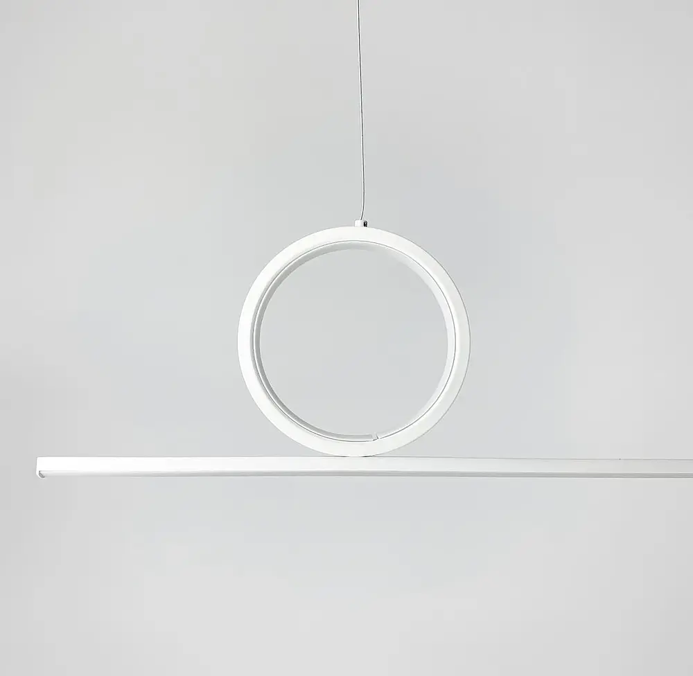 Удлиненная подвесная люстра в белом каркасе Line.F Длина 90 см - фото 3