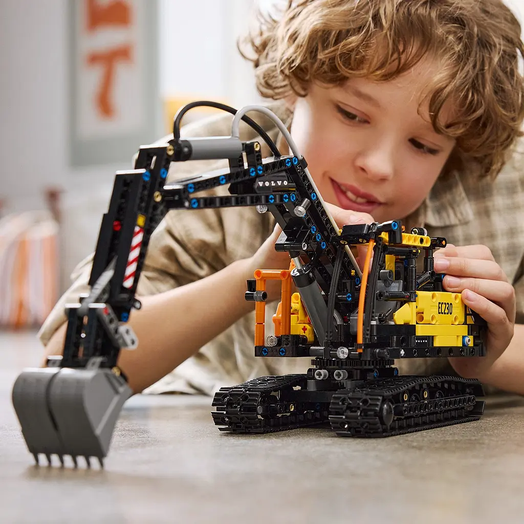 Конструктор LEGO Technic Грузовик Volvo FMX и Электрический экскаватор EC230, 2274 деталей (42175) - фото 9