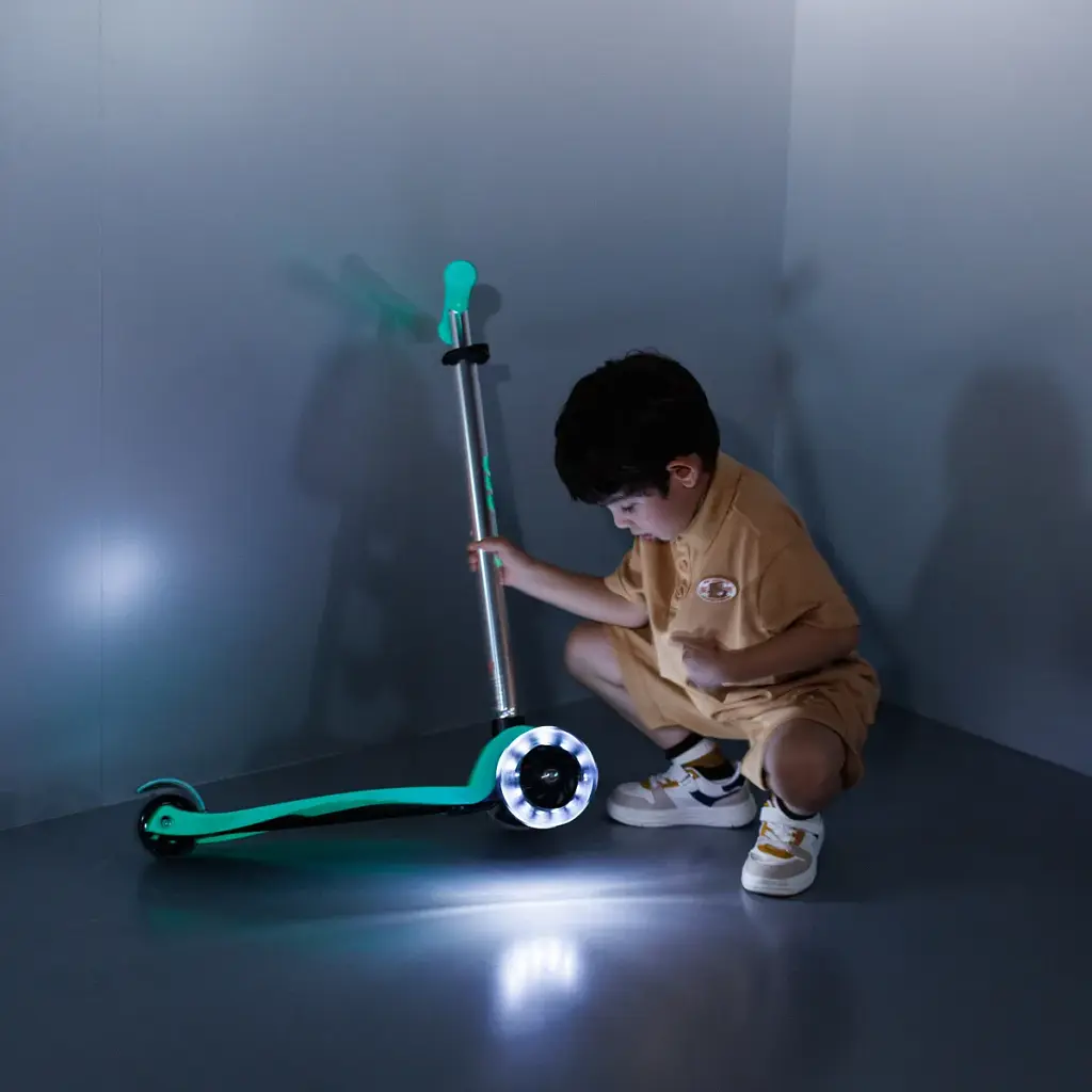 Самокат Micro Maxi Deluxe Glow LED Желейний зелений (MMD365) - фото 2