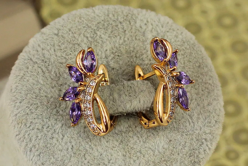 Сережки Xuping Jewelry Петриківка із фіолетовими каменями 2,1 см золотисті - фото 2