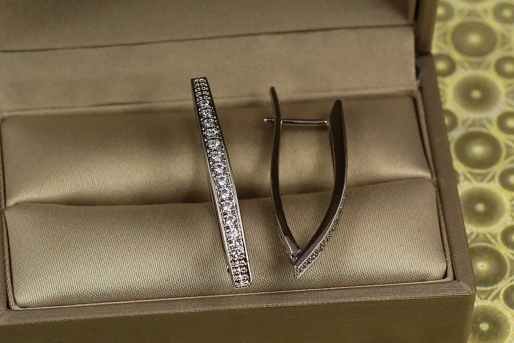 Сережки Xuping Jewelry стріла доріжка з каменів бортики по краях 3.5 см сріблясті - фото 2