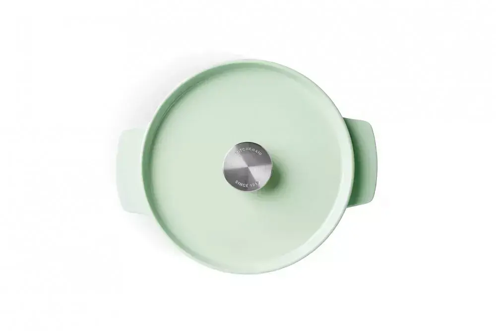 Каструля чавунна з кришкою KitchenAid 22 см 3,3 л колір фісташковий (CC007433-001) - фото 2