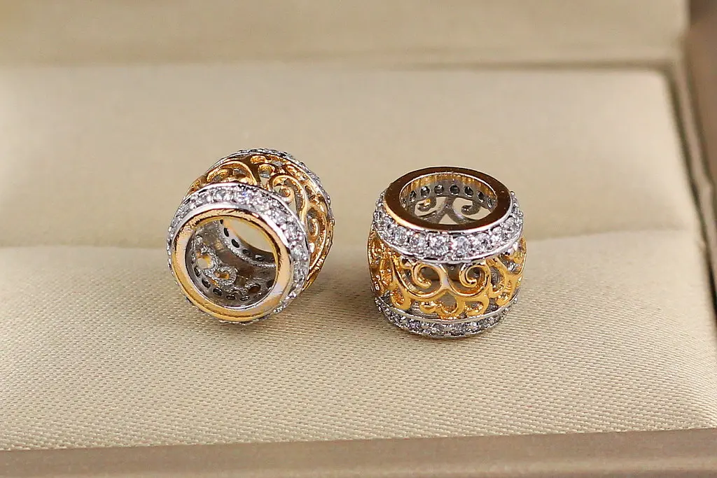 Кулон шарм Xuping Jewelry ажурний візерунок з родієм і фіанітами з боків 8 мм золотистий - фото 3