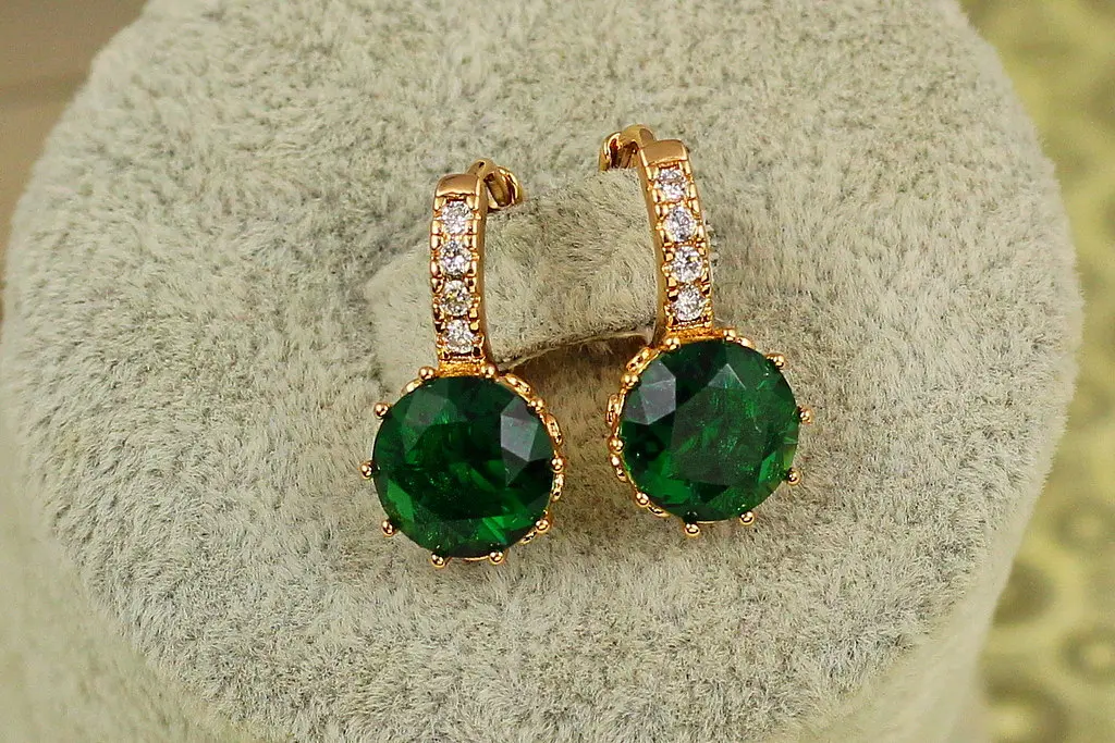 Серьги Xuping Jewelry с большим зеленым камнем и круглой застежкой 2 см золотистые - фото 2