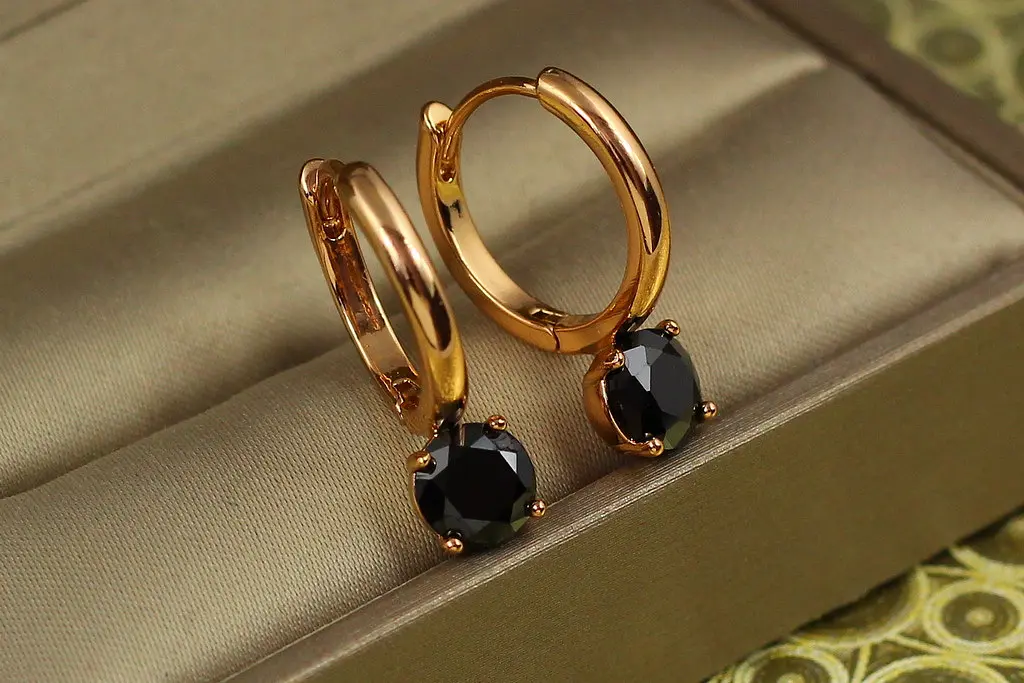 Сережки Xuping Jewelry кільце з чорним каменем 2.1 см золотисті - фото 2