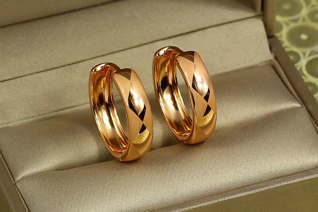 Сережки Xuping Jewelry колечки шагреньові з ромбічним узором 2,2 см золотисті - фото 2