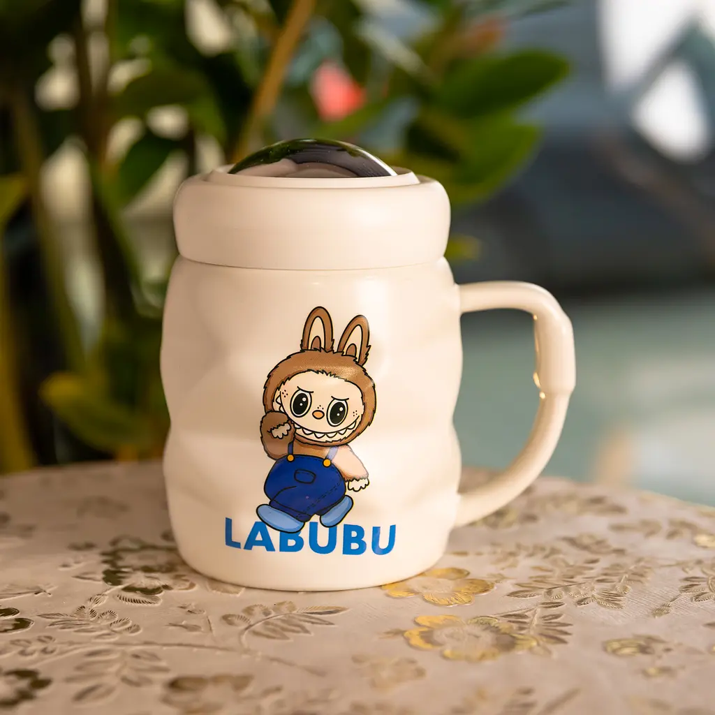 Чашка фарфоровая Yiwu Labubu 400 мл с крышкой белый с синий Yiwu FM-54A - фото 2