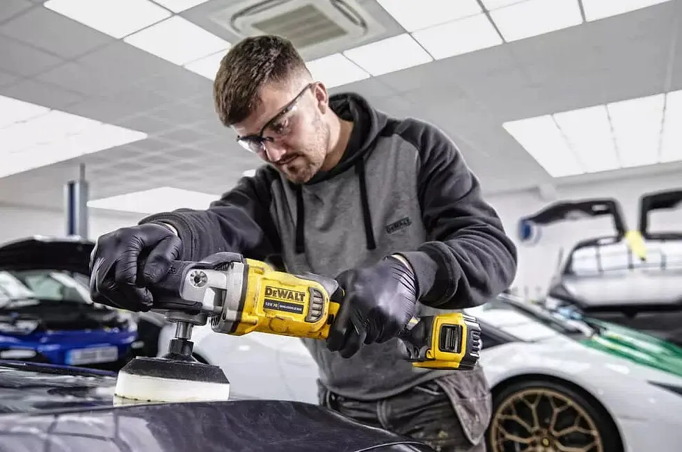 Полировальная машина аккумуляторная DeWalt с АКБ и ЗУ DCM849P2 - фото 3