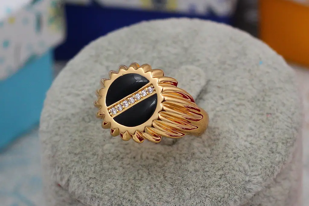 Печатка Xuping Jewelry кругла чорна по діагоналі вставка з каменів 18 р золотиста - фото 3