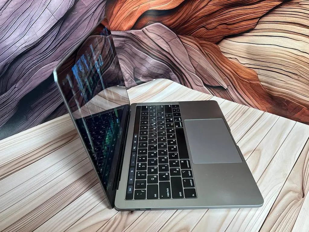 Ноутбук Apple MacBook Pro 13" A1989 i7-8559U/16/500 (C02XJ0RHJHD2) Б/в - фото 4