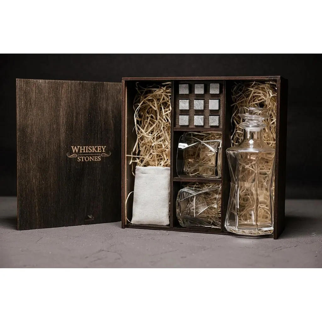 Подарунковий набір віскі Whiskey Stones з камінням для віскі в дерев'яному пеналі №3 + декантер і 2 склянки + щипці + мішечок - фото 2