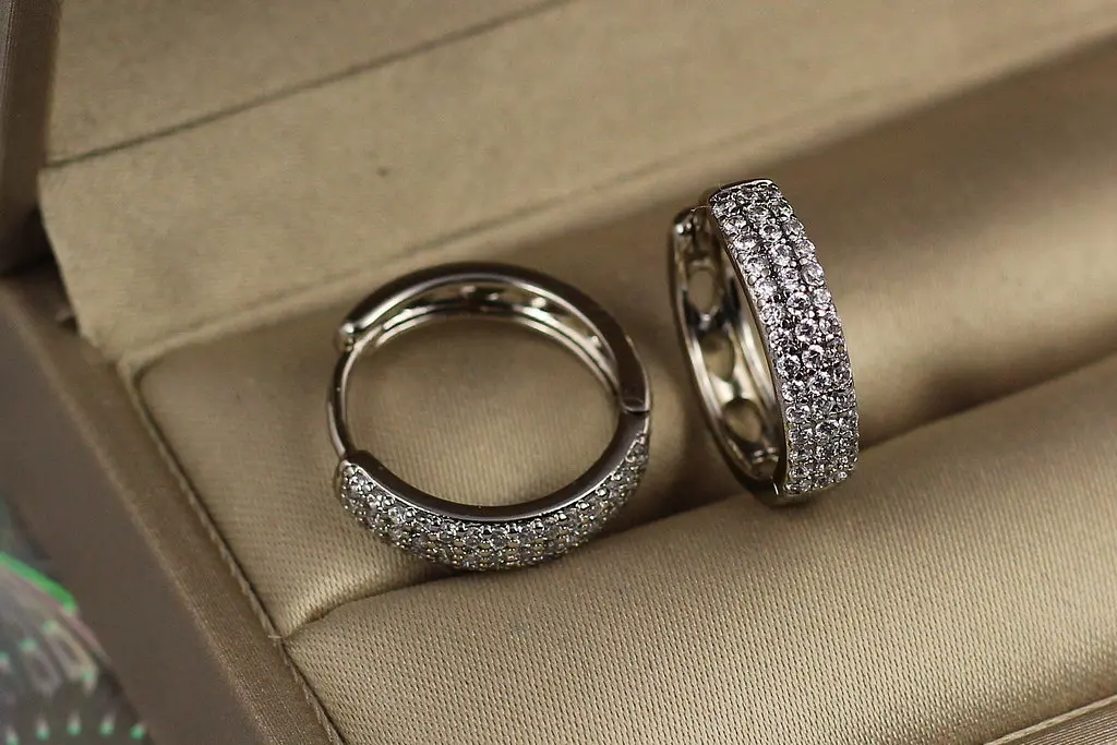 Сережки кільця Хuping Jewelry з камінням ззаду дірочки 1.6 см сріблясті - фото 2