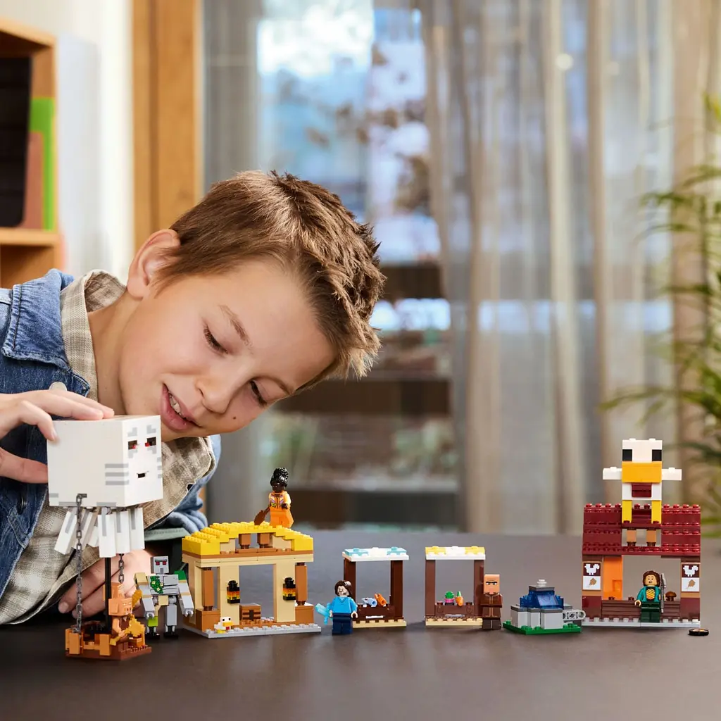 Конструктор LEGO Minecraft Напад на село з повітряною кулею Ґаст 555 деталей (21273) - фото 5