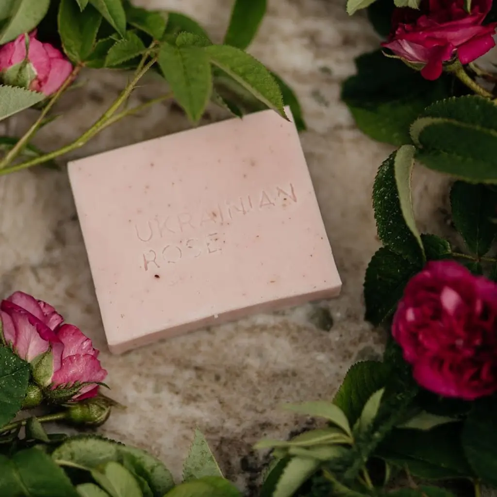 Зволожуюче і тонізуюче мило з екстрактом дамаської троянди Ukrainian Rose 100 г - фото 2