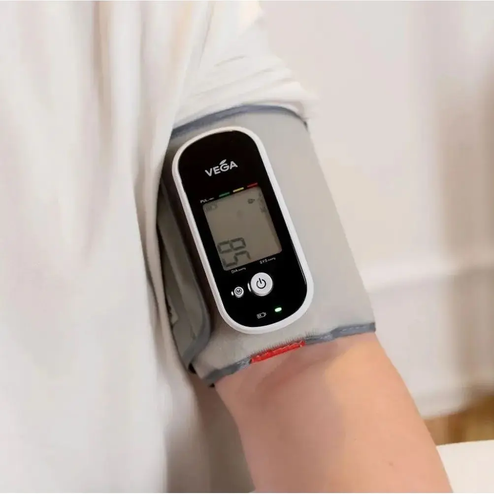 Тонометр на манжете VEGA BP 810A Afib micro usb и аккумуляторе автоматический - фото 4