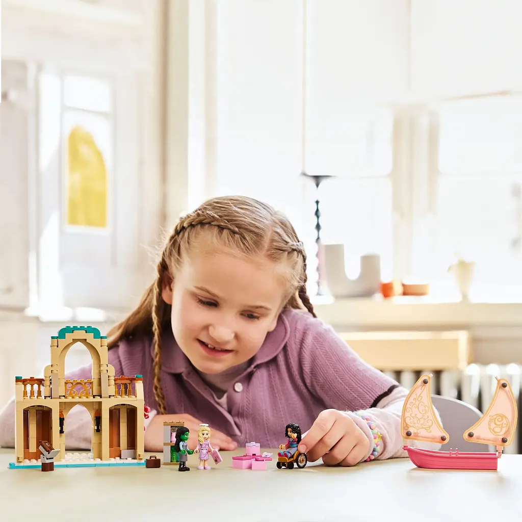 Конструктор LEGO Wicked Глинда, Эльфаба и Несароза в Университете Шиз 304 детали (75681) - фото 9