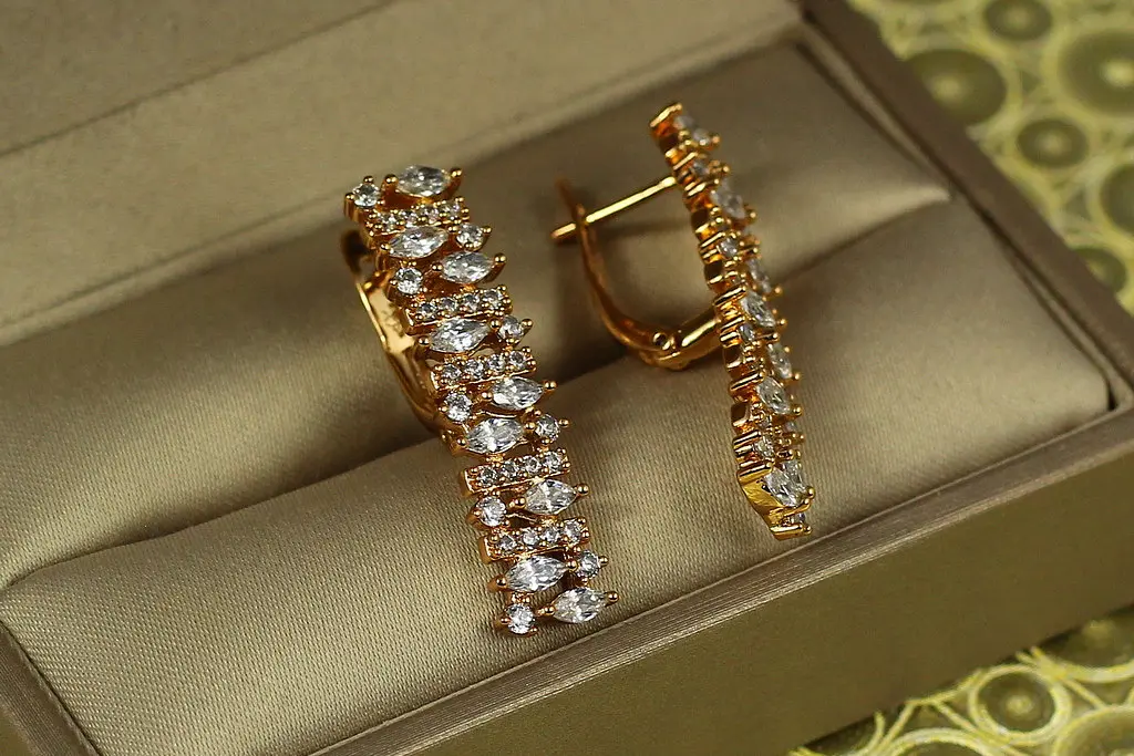 Серьги Xuping Jewelry Виконтесса с белыми камнями 3 см золотистые - фото 2