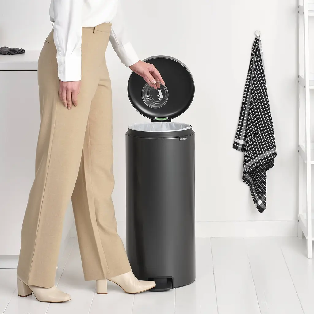 Бак для сміття Brabantia з педальлю  NewIcon Pedal Bin 30 л графітовий (233524) - фото 4