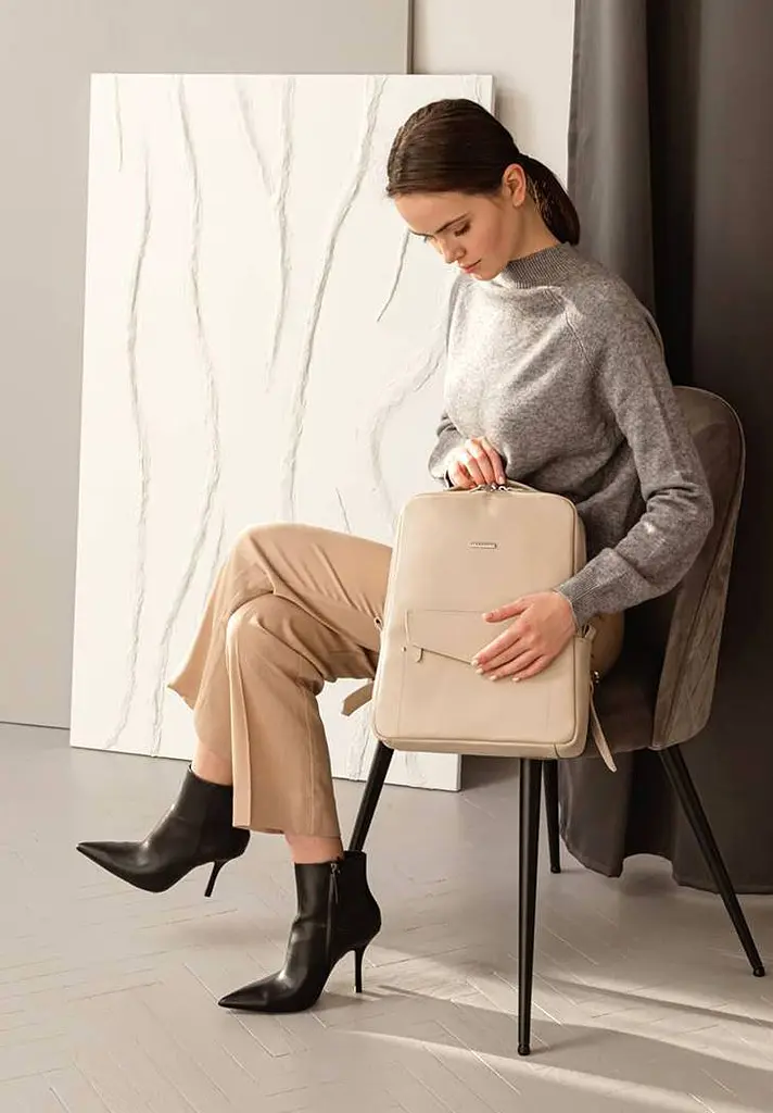 Кожаный женский городской рюкзак на молнии Cooper светло-бежевый флотарь - фото 10