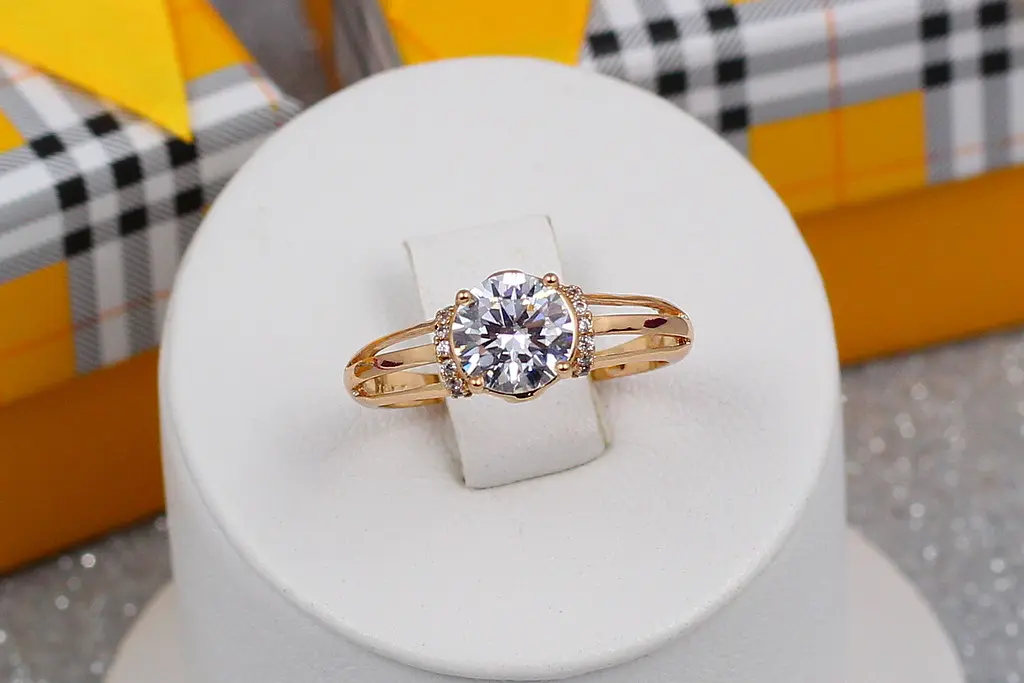 Кільце Xuping Jewelry три смуги тримають фіаніт 7 мм р 18 золотисте
