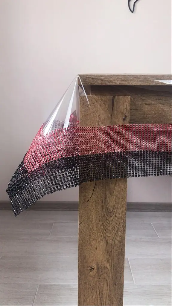 Скатертина силіконова з червоно-чорною стразовою стрічкою 230х110 см - фото 5