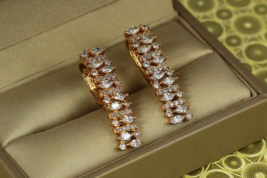 Серьги Xuping Jewelry Виконтесса с белыми камнями 3 см золотистые