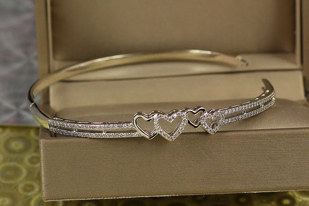 Браслет бенгл Xuping Jewelry чотири серця 57 мм 9 мм на руку від 16 см до 18 см сріблястий - фото 2