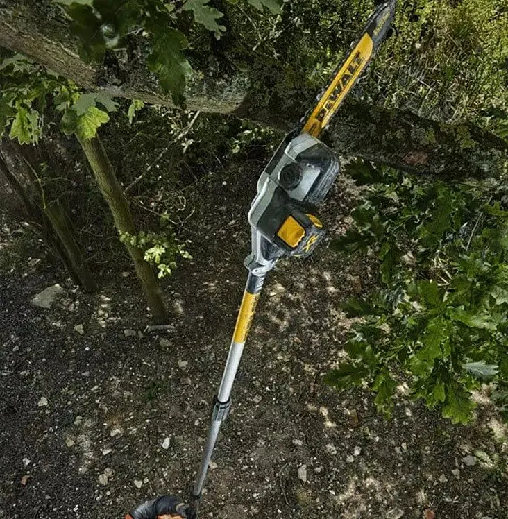 Висоторіз акумуляторний DeWalt зі штангою з АКБ та ЗУ DCMPS567P1 - фото 7