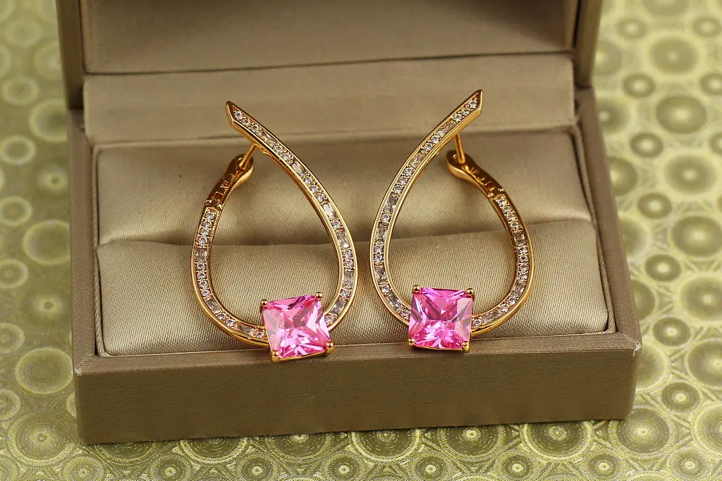 Сережки Xuping Jewelry Кристальна петля з рожевим каменем золотисті - фото 2