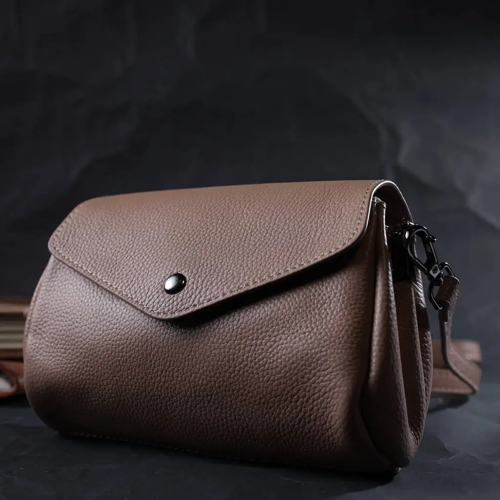 Компактна шкіряна сумка з трикутним клапаном Vintage 22256 бежева - фото 7