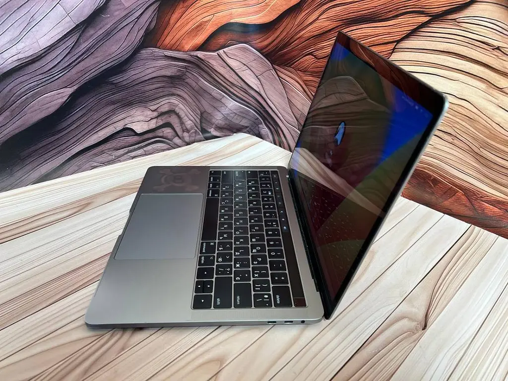 Ноутбук Apple MacBook Pro 13" A1706 i7-7567U/16/251 (C02VL166HV2Q) Б/в - фото 3