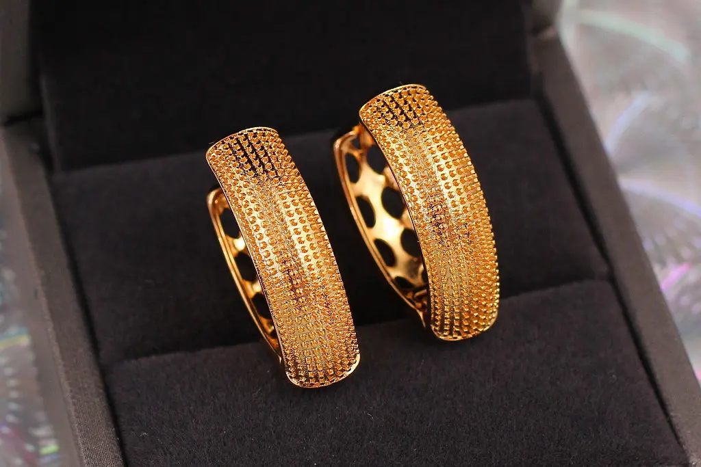 Серьги Xuping Jewelry широкие скобки с краплением 2,6 см золотистые - фото 3