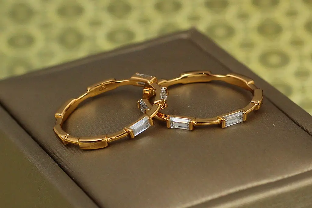 Кільце Xuping Jewelry Сальто з прямокутними каменями по колу р 16 золотисте - фото 2