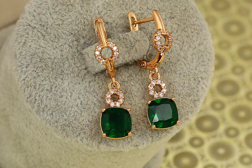 Сережки підвіски Xuping Jewelry куплет із зеленим каменем 3 см золотисті - фото 2