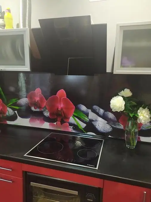 Кухонний фартух самоклеючий Червона орхідея Чорне каміння наклейка ПВХ чорний 60х300 см Happy Pocket Z180368 - фото 6