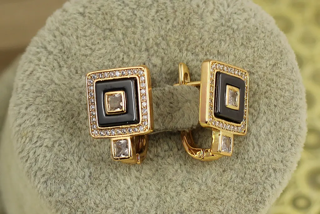Сережки Xuping Jewelry Три квадрата з чорною керамікою 1,6 см золотисті - фото 2