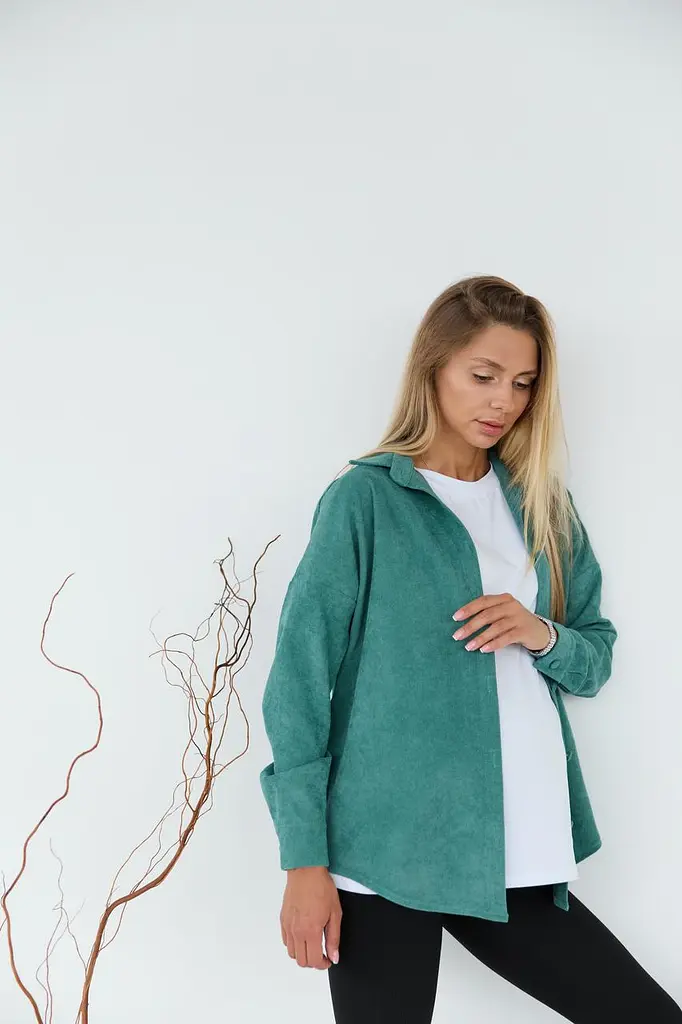 Женская рубашка для беременных стиля oversize из микровельвета Varna размер 2XL-3XL Lullababe темно-оливковая - фото 3
