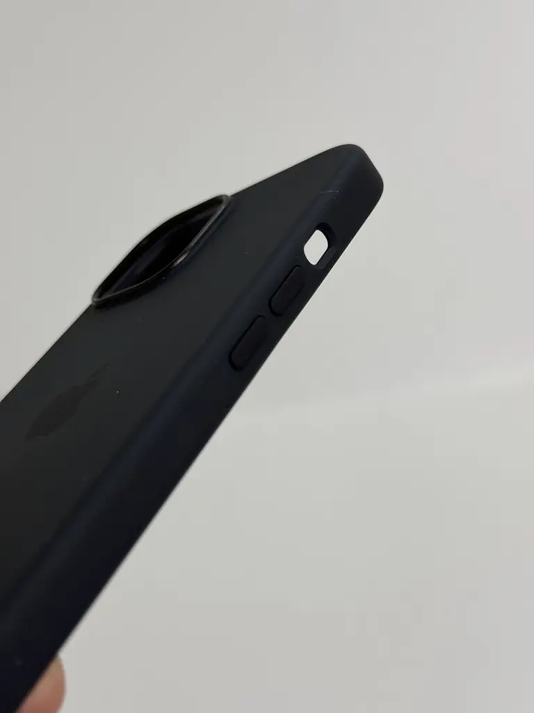 Оригінальний силіконовий чохол для iPhone 15 Apple Silicone Case with MagSafe Midnight Black MT0J3ZM/A - фото 10