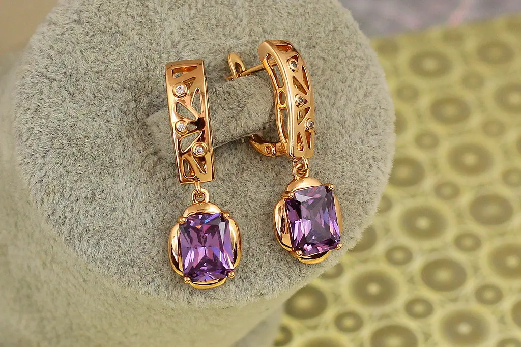 Сережки підвіски Xuping Jewelry рифма з фіолетовим каменем 3 см золотисті - фото 2
