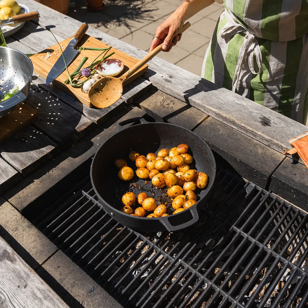 Каструля з кришкою чавунна Fiskars Norden Grill 6 л, 30 см (1066430) - фото 9