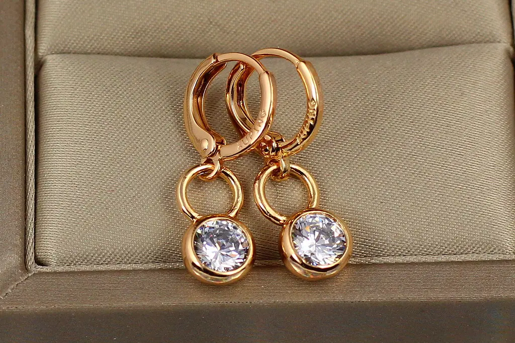 Сережки підвіски Xuping Jewelry вісімка з каменем у обідку 2.5 см золотисті - фото 2