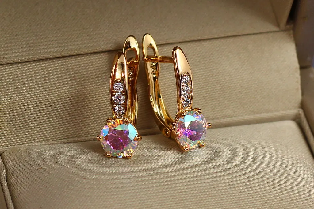 Сережки Xuping Jewelry світлі хамелеони з круглими каменями у шестигранній оправі 1,7 см золотисті - фото 2