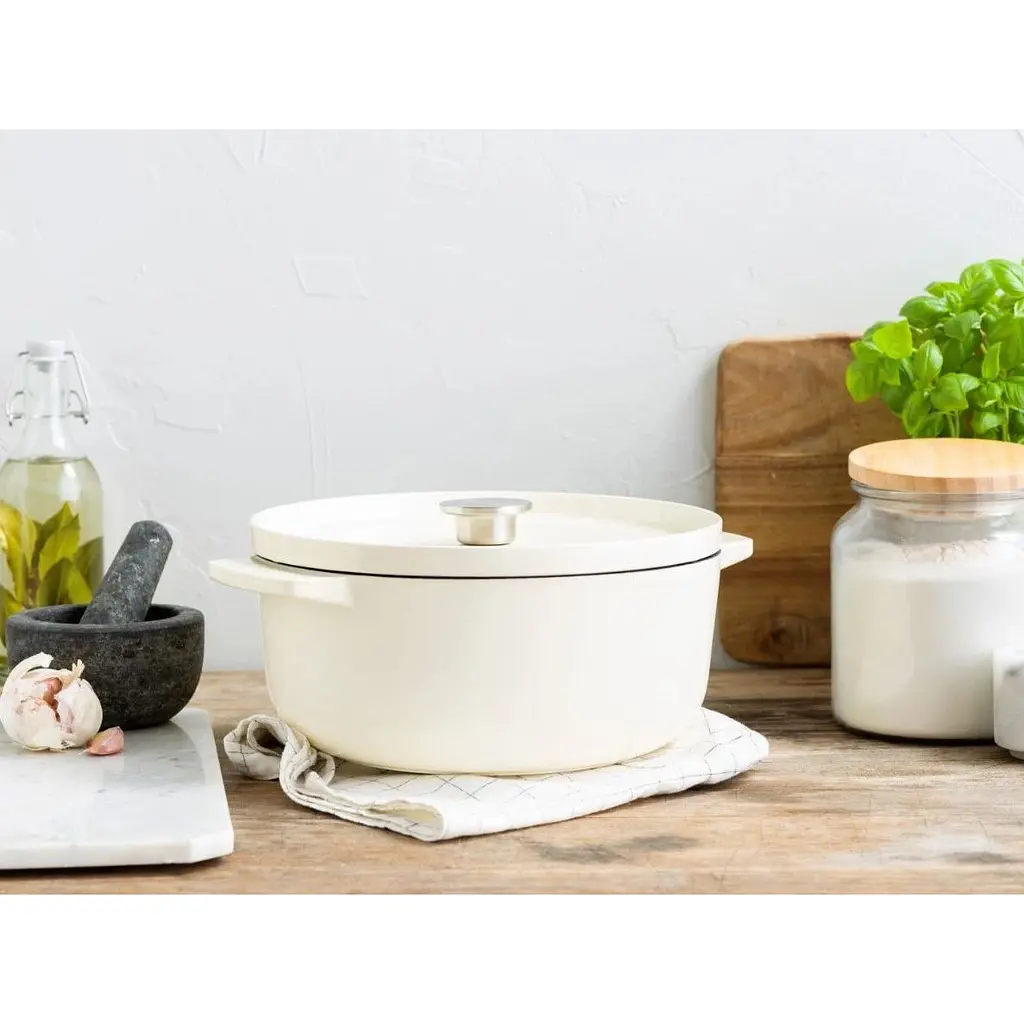 Каструля KitchenAid Cast Iron чавунна з кришкою 26 см 5.2 л мигдальний крем (CC006059-001) - фото 8