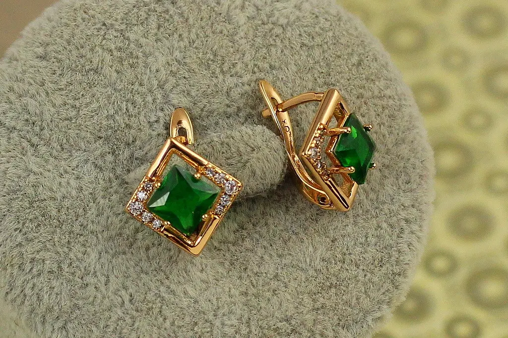 Сережки Xuping Jewelry ромбік з зеленим каменем 1,4 см золотисті - фото 2